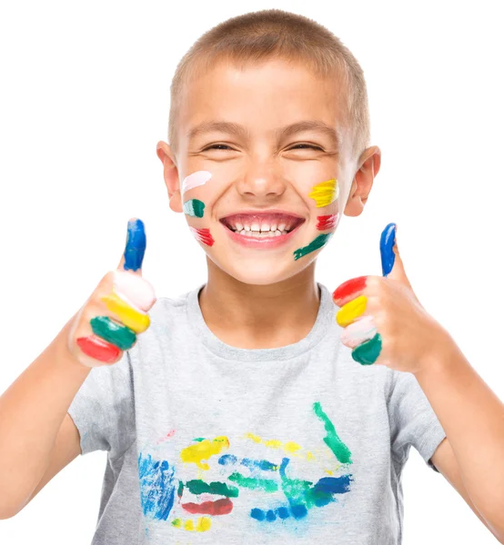 Portret van een schattige jongen spelen met verf — Stockfoto