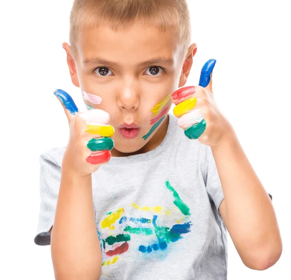 Ritratto di un ragazzo carino che gioca con le vernici — Foto Stock