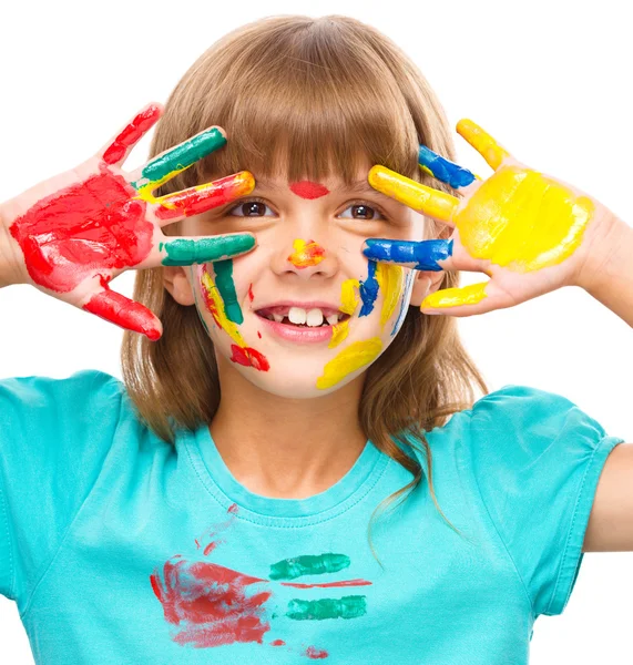 Porträt eines süßen Mädchens, das mit Farben spielt — Stockfoto