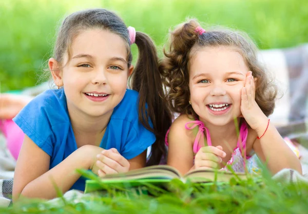 Zwei kleine Mädchen lesen Buch — Stockfoto