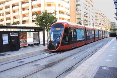 Nice, Fransa 'daki elektrikli tramvay istasyonda 20 saniyeden kısa bir süre içinde raylar üzerinden statik zemin şarj sistemi ile dakik tedarik sağlıyor. Güzel, Fransa - 29 Eylül 2021