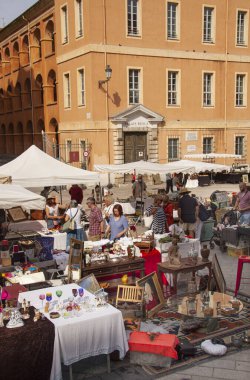 Fransa 'nın Nice şehrinde açık hava antika ve bit pazarındaki insanlar. Yukarıdan görüldü. Güzel, Fransa - 27 Eylül 2021.