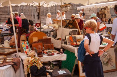 Fransa 'nın Nice şehrinde açık hava antika ve bit pazarındaki insanlar. Güzel, Fransa - 27 Eylül 2021.