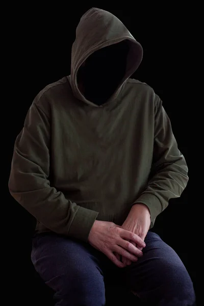 赤身裸体的人双手交叉坐在黑暗中 一个戴头巾的神秘男人穿连帽衫的流氓犯罪和暴力概念 — 图库照片