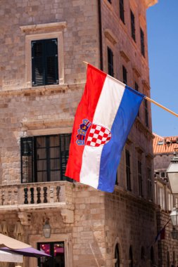 Hırvatistan 'ın eski Dubrovnik kentinde ülke bayrağı dalgalanırken.