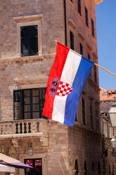 Hırvatistan 'ın eski Dubrovnik kentinde ülke bayrağı dalgalanırken.