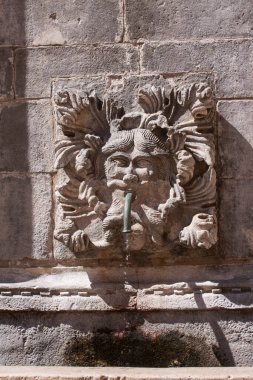 Hırvatistan 'ın Dubrovnik kentinde sakallı bir erkek fantezi suratı şeklinde içme suyu ile antik bir çeşme.