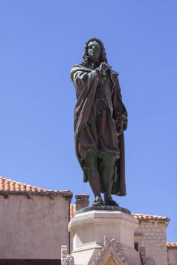 Dubrovnik 'teki Şair Ivan Gunduliç anıtı. Dubrovnik 'in ünlü şairi Dubrovnik' in bronz heykeli... 13 Temmuz 2022.