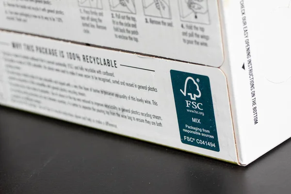 FSC - Orman Yönetimi Konseyi - karton paketin üzerine logolar basıldı. Yüzde yüz geri dönüşümlü. Seçici odak ve sığ alan derinliği ile yakın fotoğraf. Kopenhag, Danimarka - 31 Temmuz 2022.  