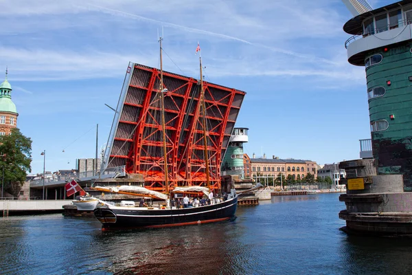 Old Vintage Schooner Ship Passing Open Moveable Drawbridge Cityscape Blue — Stockfoto