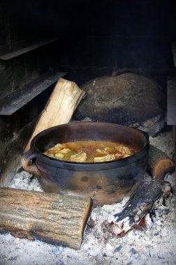 geleneksel bir şekilde üzerinde gıda hazırlama