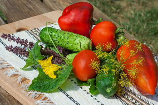 Tomat, gurka, paprika på träbord — Stockfoto