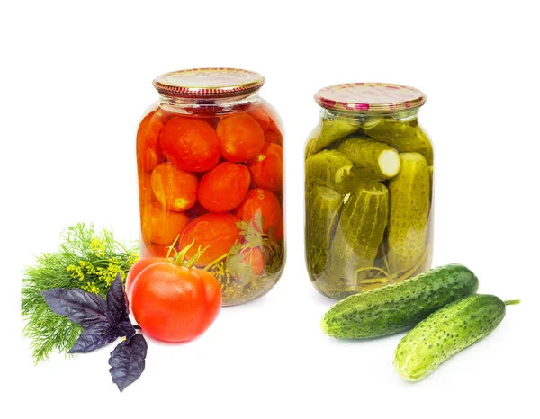 保存好的 腌制好的红色西红柿和黄瓜 放在玻璃瓶里 新鲜的西红柿 用白色背景隔开 — 图库照片
