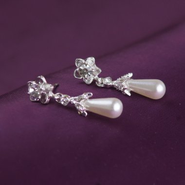 Mor zemin üzerine küpe