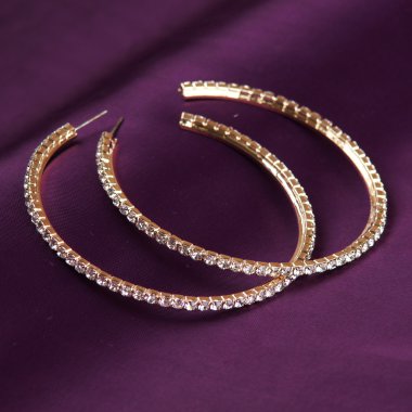 Mor zemin üzerine küpe