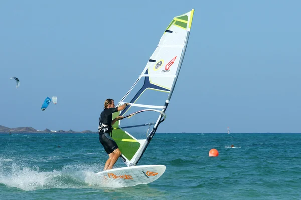 Windsurfista fazendo jibe pato — Fotografia de Stock