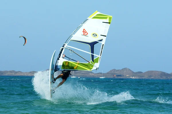 Ekstremalne windsurfing — Zdjęcie stockowe