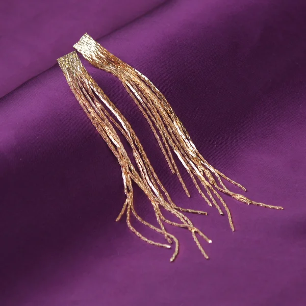 Earrings on purple background — Stock Photo, Image