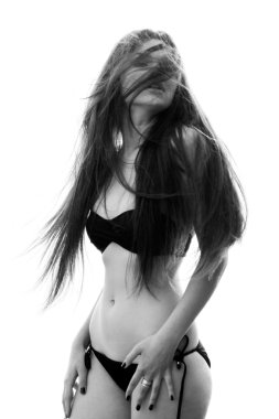 Bikinili genç kadın.