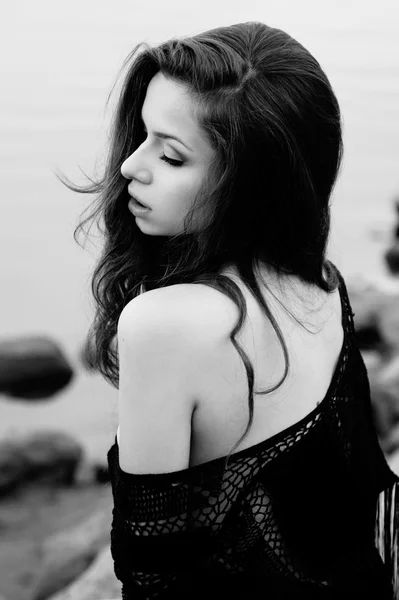 Zwart-wit portret van jonge sensuele vrouw — Stockfoto