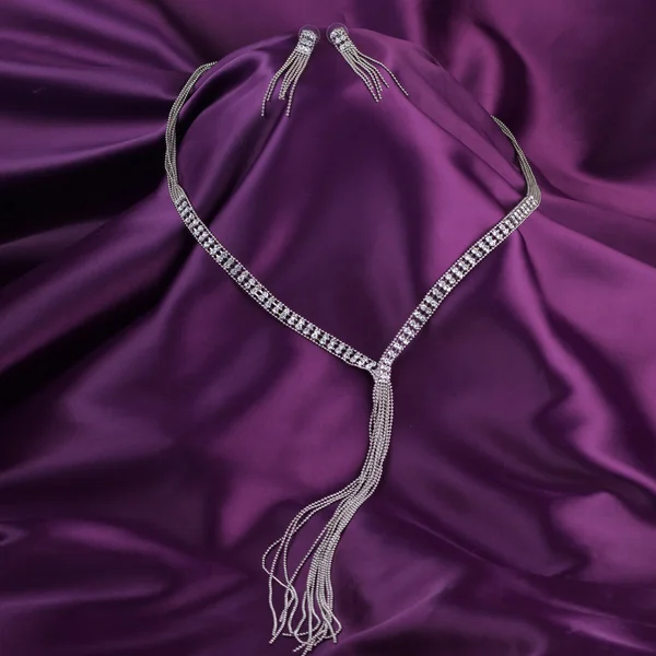 Серебряное ожерелье с драгоценными камнями — стоковое фото