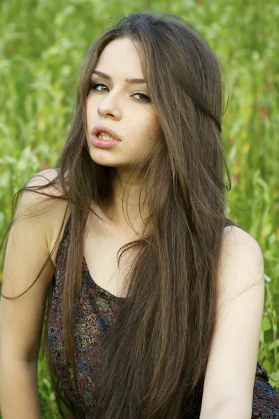 Retrato de jovem mulher na natureza — Fotografia de Stock