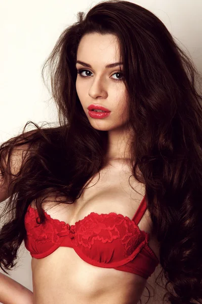 Bella e sexy ragazza che indossa lingerie rossa — Foto Stock