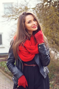 şık gülümseyen kız