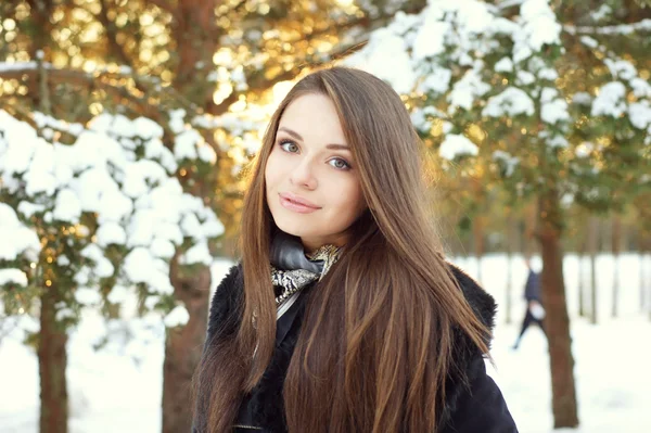 Hermosa chica en el bosque de invierno — Foto de Stock