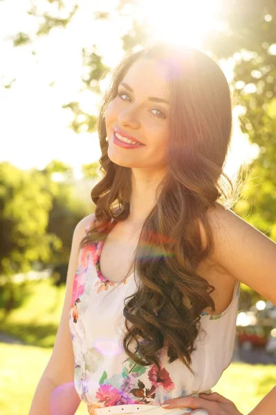 Menina sorridente bonita — Fotografia de Stock