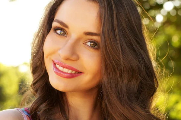 Menina sorridente bonita — Fotografia de Stock