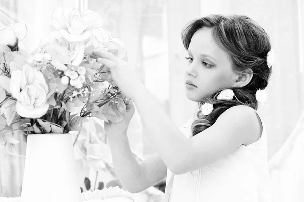 Petite fille avec des fleurs — Photo