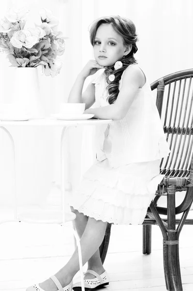 Маленька дівчинка з чашкою чаю — стокове фото