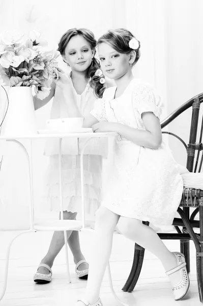 2 hermanas pequeñas en la cafetería —  Fotos de Stock