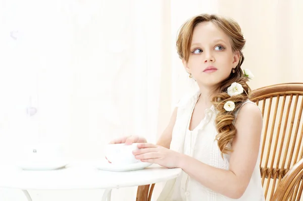 Petite fille avec une tasse de thé — Photo