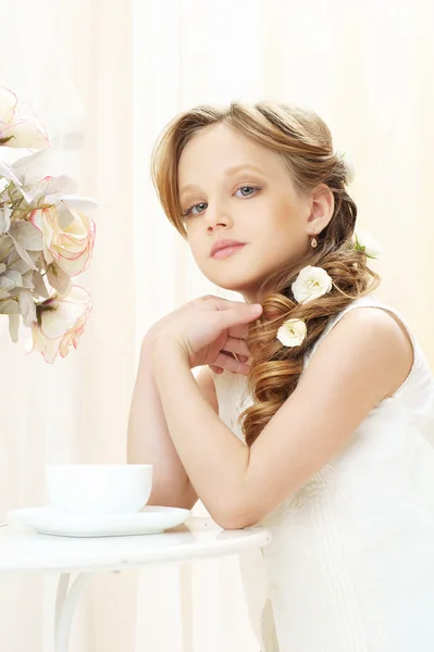 Маленькая девочка с чашкой чая — стоковое фото