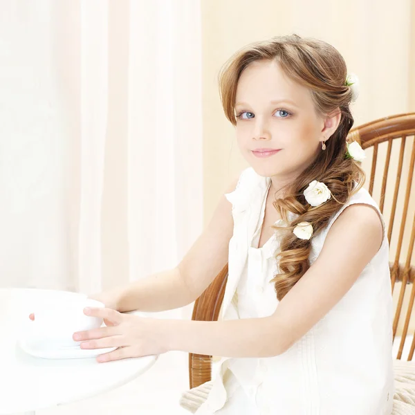 Petite fille avec une tasse de thé — Photo