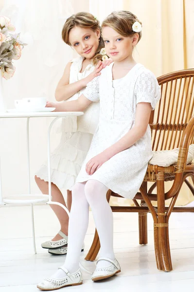2 маленькие сестры в кафе — стоковое фото