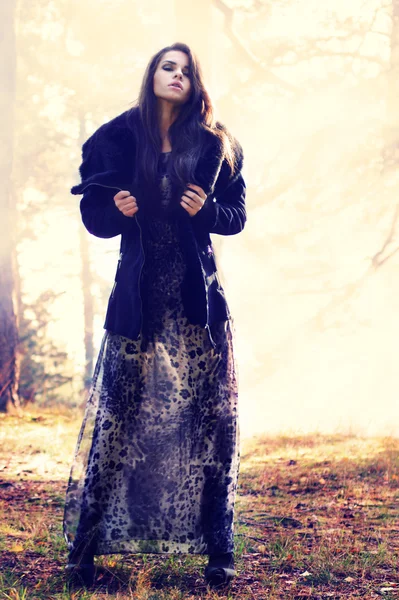 Femme dans la forêt brumeuse — Photo