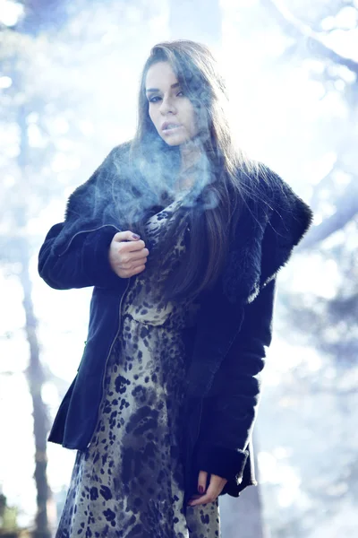 Femme dans la forêt brumeuse — Photo