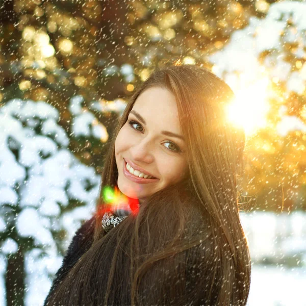 Mulher bonita na floresta de inverno — Fotografia de Stock