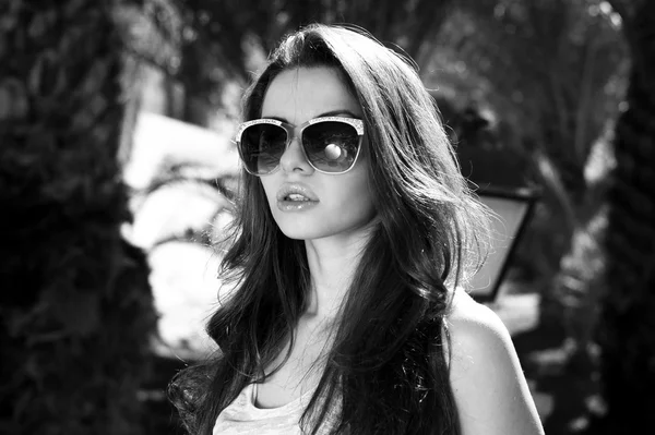 Дівчина в сонцезахисні окуляри — стокове фото
