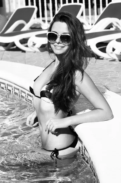 Smilling girl in pool — Stock Photo, Image