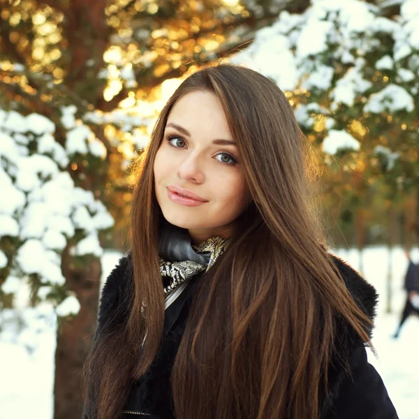 Όμορφο κορίτσι στο δάσος του χειμώνα — Φωτογραφία Αρχείου