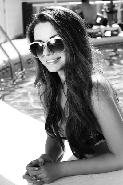 Beautiful girl in pool — Stock Photo, Image