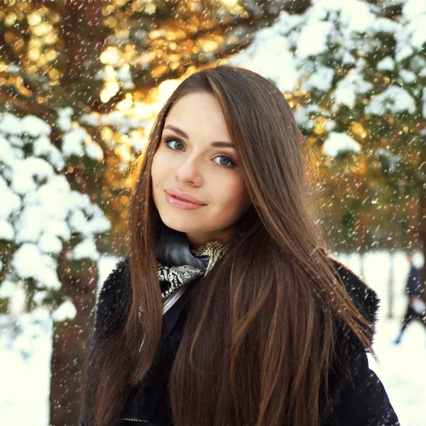 Hermosa mujer en el bosque de invierno — Foto de Stock