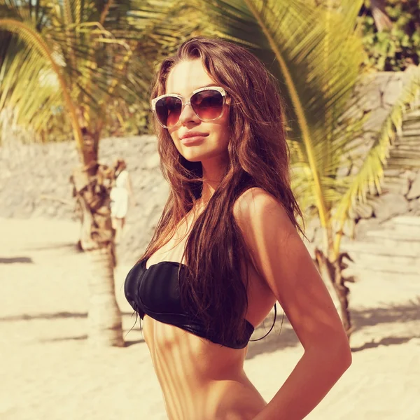 Vacker tjej i bikini — Stockfoto