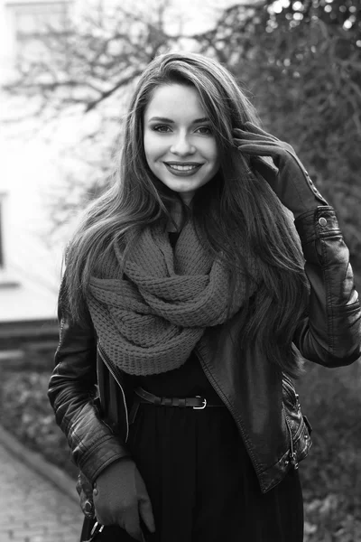 Menina sorridente elegante — Fotografia de Stock