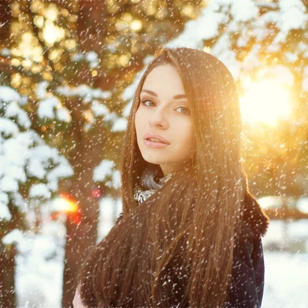 Mulher bonita na floresta de inverno — Fotografia de Stock