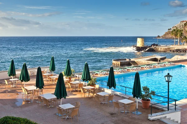 Hotel pool near the atlantic ocean, Madeira, Portugal — Stock Photo, Image